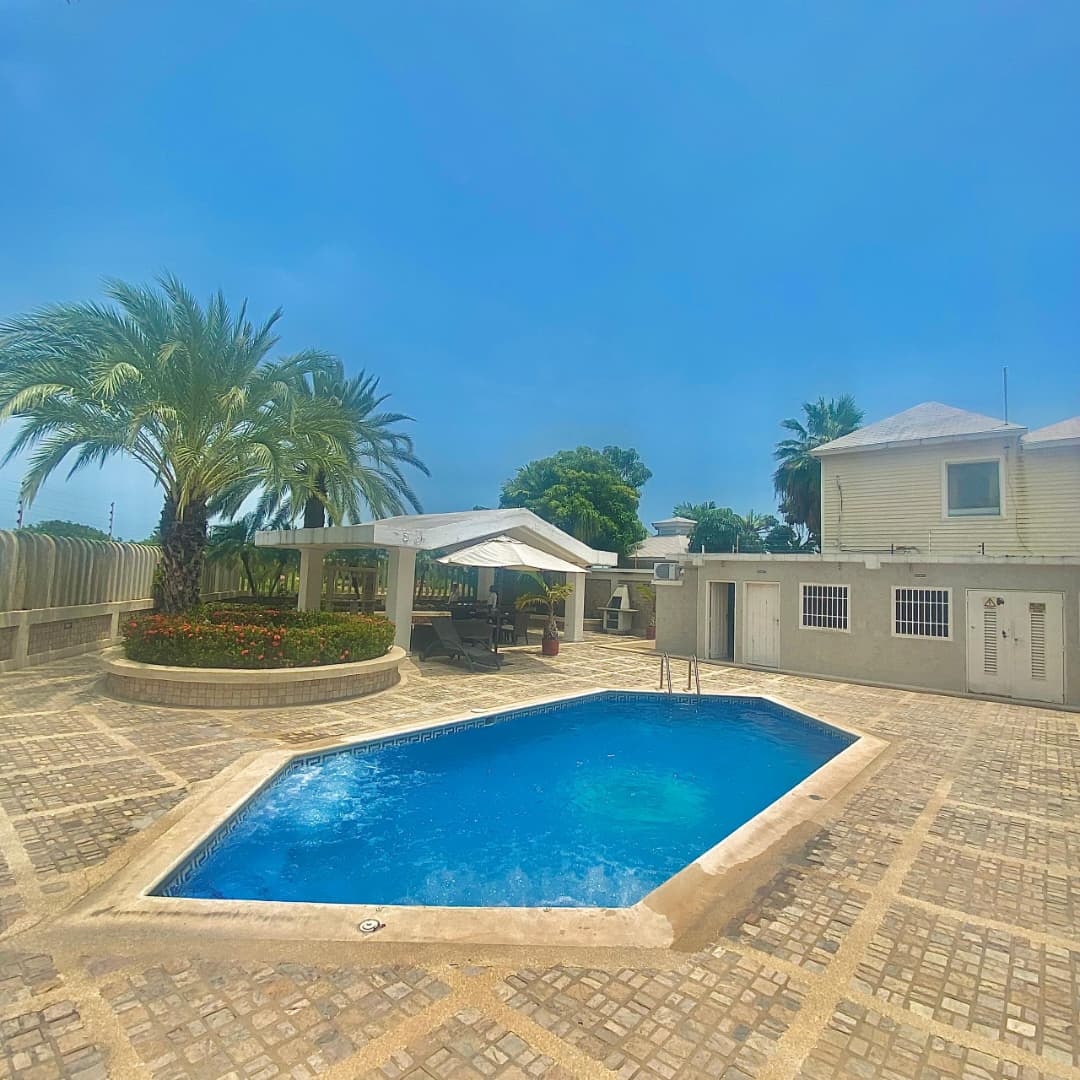 Casa en Alquiler -  Urbanización Las Villas Lechería
