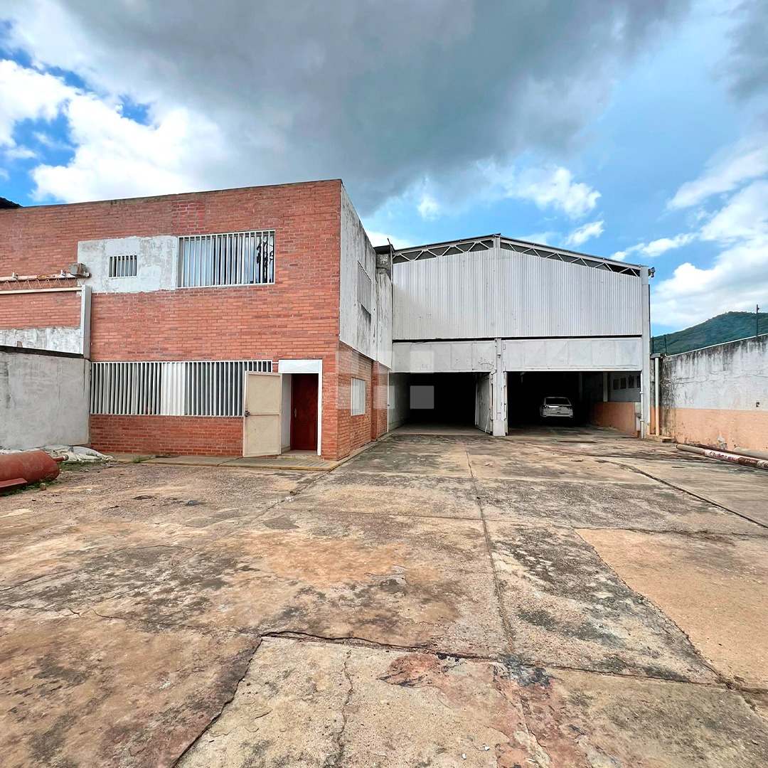 Galpón Industrial en Venta  Barcelona Zona Industrial.