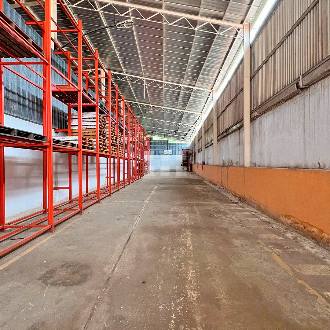 Galpón Industrial en Venta  Barcelona Zona Industrial.